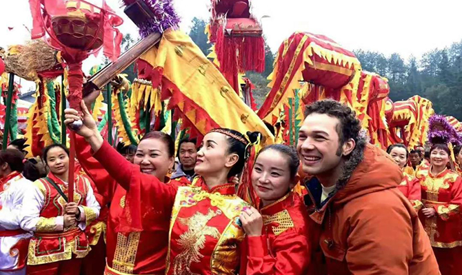 每一次挺起都是我们对新年的致敬——远景智库新年献词