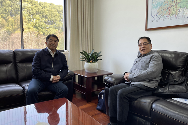 中共岳阳市委书记曹普华与省远景经济发展研究院院长北冰亲切交谈_副本.jpg