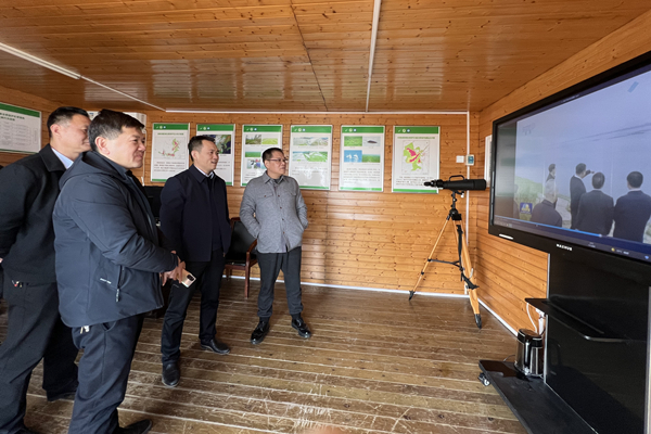 北冰院长在“守护好一江碧水”首倡地展陈馆观看《习近平总书记情系长江》纪录片_副本.jpg
