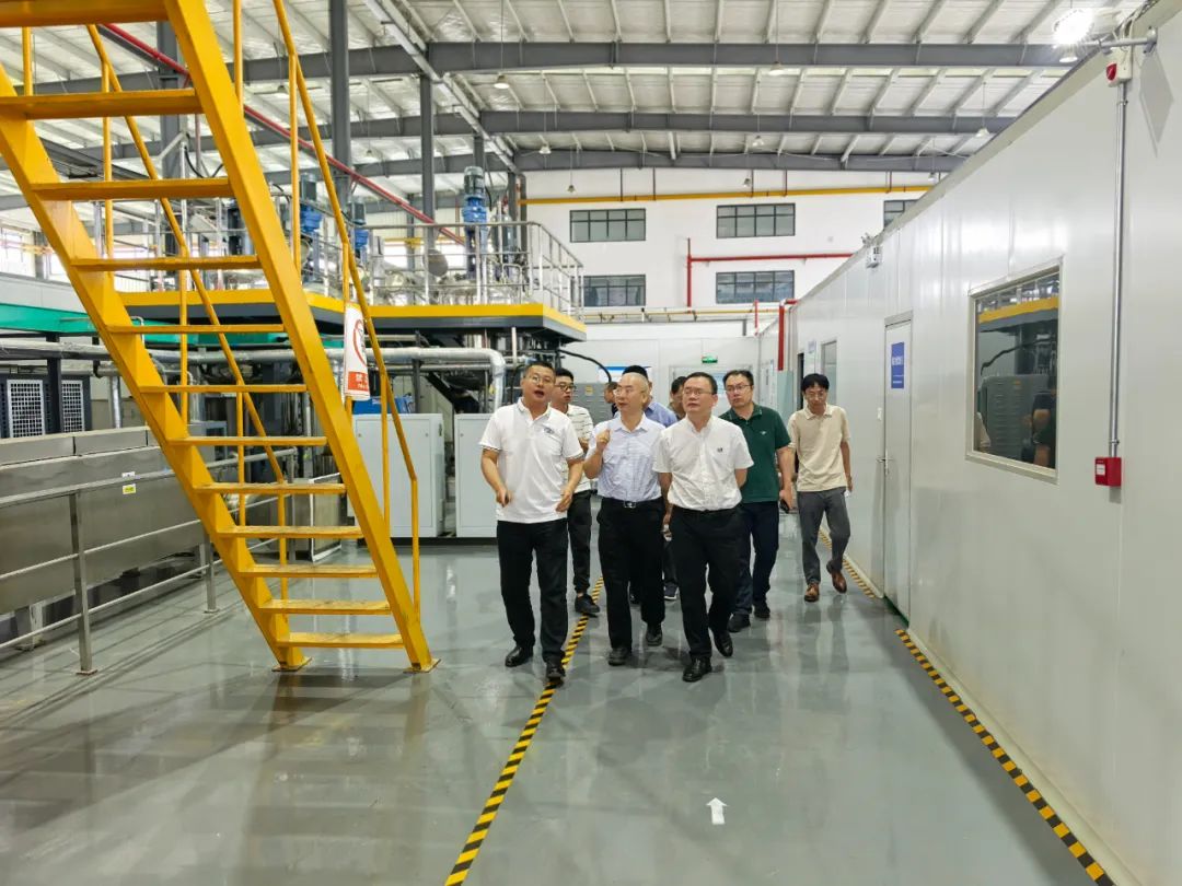 调研组参观武汉经开区中试基地.jpg