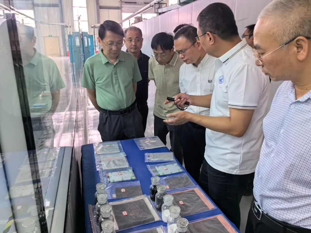 调研组参观武汉经开区中试基地2.jpg